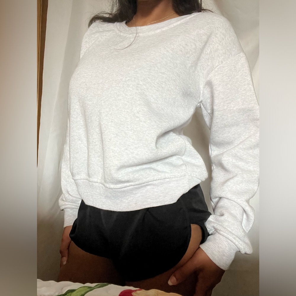 simple gray crewneck. Soft material on the inside. Super comfy and cozy.